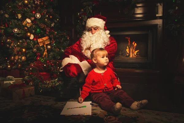 Real Santa Claus Está Jugando Con Los Niños Cerca Del —  Fotos de Stock
