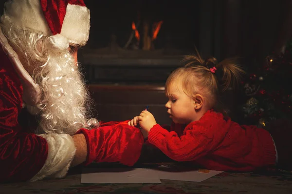 Skutečný Santa Claus Hraje Dětmi Vánočního Stromu Atmosféru Oslav Magic — Stock fotografie