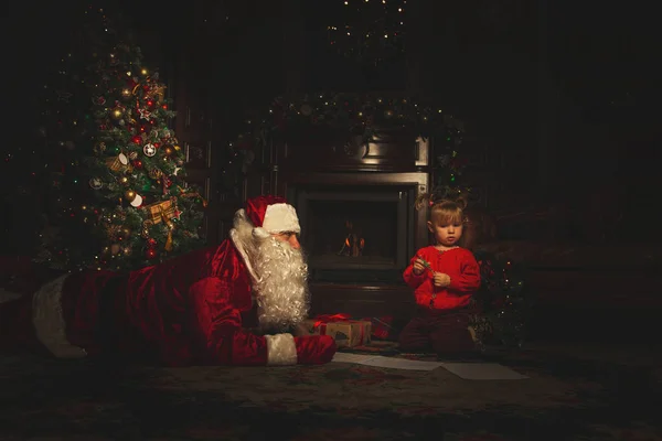 Echte Kerstman Rommelt Met Kinderen Buurt Van Kerstboom Sfeer Van — Stockfoto