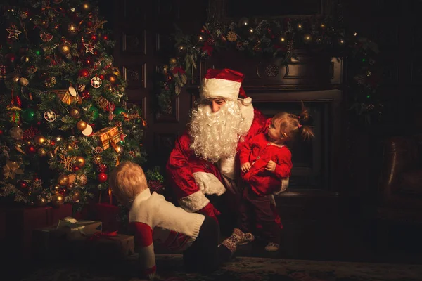 Echte Kerstman Rommelt Met Kinderen Buurt Van Kerstboom Sfeer Van — Stockfoto