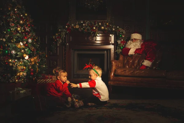 Kinderen Spelen Buurt Van Kerstboom Echte Kerstman Letten Van Hen — Stockfoto
