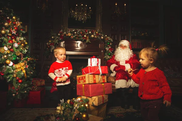 Echte Kerstman Rommelt Met Kinderen Buurt Van Kerstboom Sfeer Van — Stockfoto