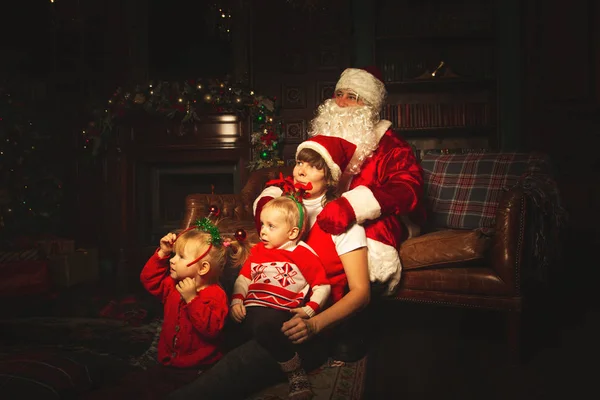 Boże Narodzenie Portret Rodziny Uroczysty Salon Prawdziwego Świętego Mikołaja Atmosferę — Zdjęcie stockowe