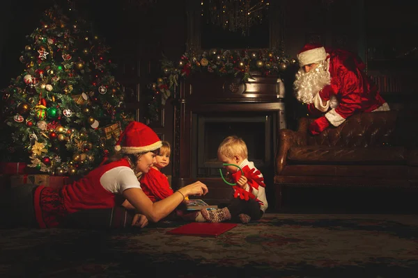 Kinderen Spelen Buurt Van Kerstboom Echte Kerstman Letten Van Hen — Stockfoto