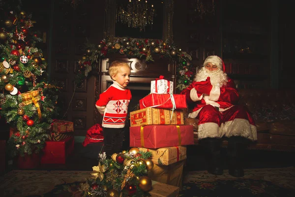 Настоящий Санта Клаус Играет Детьми Возле Елки Атмосфера Праздника Магии — стоковое фото