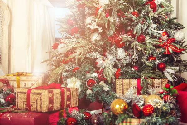 Árbol Navidad Una Luminosa Sala Estar Con Regalos Bolas Navidad — Foto de Stock