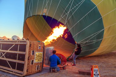 Sıcak hava balonu flyght için hazırlanıyor. Şafak Kapadokya.