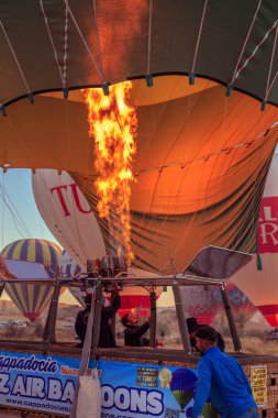 Sıcak hava balonu flyght için hazırlanıyor. Şafak Kapadokya.