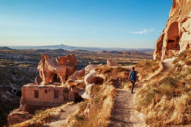 Uçhisar ünlü dağ Kalesi'nin turist kız. Kapadokya, Türkiye