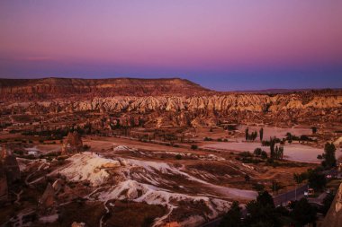 Kapadokya'da günbatımı. Merkezi Türkiye'de inanılmaz dağ manzarası.
