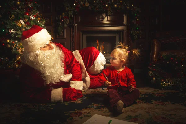 Skutečný Santa Claus Hraje Dětmi Vánočního Stromu Atmosféru Oslav Magic — Stock fotografie