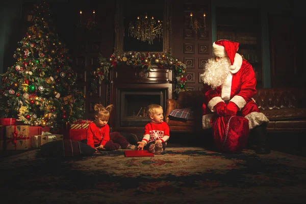 Kinderen Spelen Buurt Van Kerstboom Echte Kerstman Letten Van Hen — Stockfoto