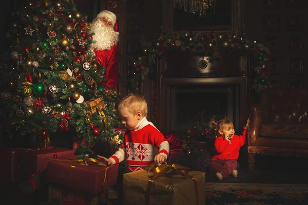 Παιδιά Παίζουν Κοντά Χριστουγεννιάτικο Δέντρο Πραγματικός Άγιος Βασίλης Βλέποντας Τους — Φωτογραφία Αρχείου