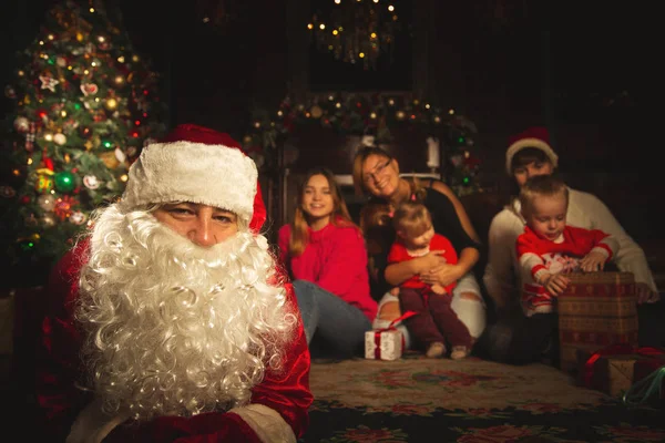 Portrait Famille Noël Dans Salon Festif Avec Vrai Père Noël — Photo