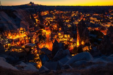 Göreme, Türkiye, Kapadokya'nın gece sokakları aydınlatılmış. Uçuş balon ünlü ortasına. Muhteşem gece manzarası.