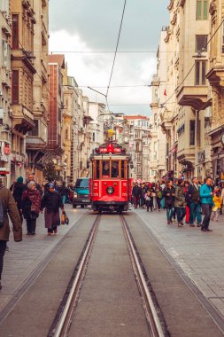 Nostaljik kırmızı retro tramvayda ünlü Istiklal Caddesi. Istanbul, Türkiye - 13 Kasım 2018.