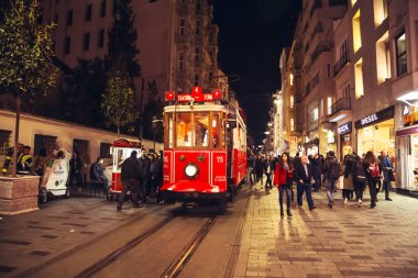 Nostaljik kırmızı retro tramvay Istiklal Caddesi'ndeki gece. Istanbul, Türkiye - 12 Kasım 2018.