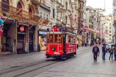 Retro nostaljik kırmızı ünlü Istiklal street tramvayda. 