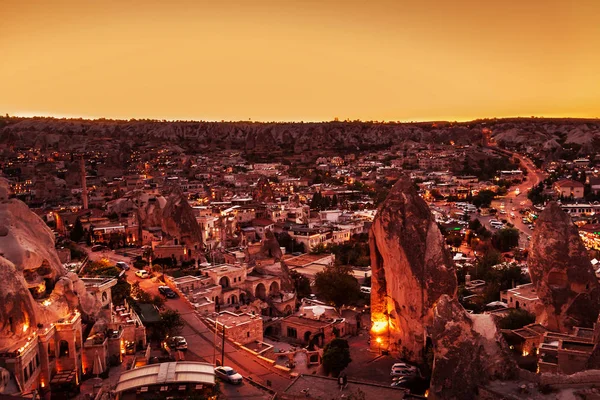 Göreme, Türkiye, Kapadokya'nın gece sokakları aydınlatılmış. Uçuş balon ünlü ortasına. Muhteşem gece manzarası.