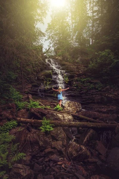 Mujer Sombrero Con Ramo Flores Cerca Una Cascada Del Bosque — Foto de Stock