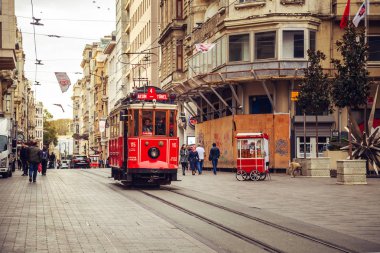 Retro nostaljik kırmızı ünlü Istiklal street tramvayda. 
