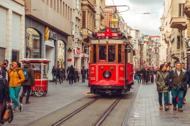 Retro nostaljik kırmızı ünlü Istiklal street tramvayda. 