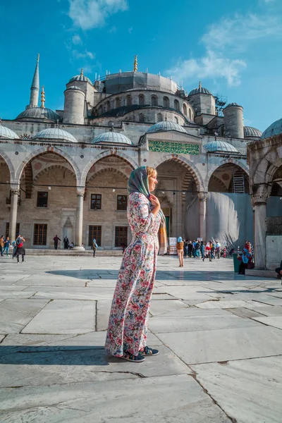 Κορίτσι Απολαμβάνει Θέα Υπέροχο Μπλε Τζαμί Κωνσταντινούπολη Τουρκία Σεπτεμβρίου 2018 — Φωτογραφία Αρχείου
