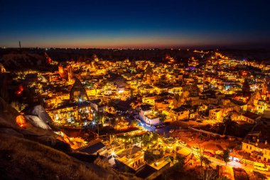 Göreme, Türkiye, Kapadokya'nın gece sokakları aydınlatılmış. Uçuş balon ünlü ortasına. Muhteşem gece manzarası.