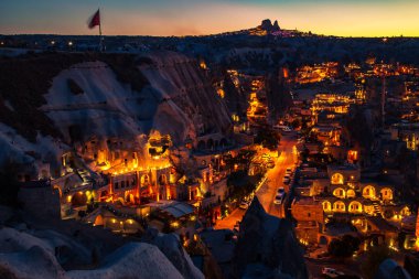 Göreme, Türkiye, Kapadokya'nın gece sokakları aydınlatılmış. Uçuş balon ünlü ortasına. Muhteşem gece manzarası.