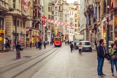 Nostaljik kırmızı retro tramvayda ünlü Istiklal Caddesi. Istanbul, Türkiye - 13 Kasım 2018.