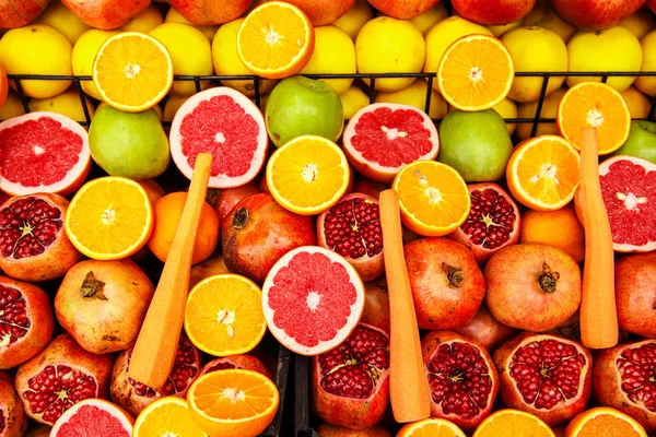 Ripe Juicy Half Fruit Ready Making Juice Bright Fruit Background — Stock Photo, Image