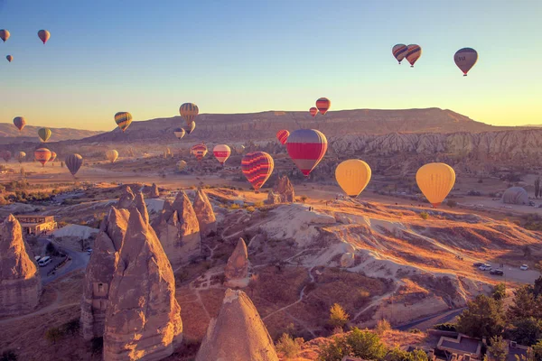 Orta Anadolu, Göreme, Türkiye - 22 Eylül 2018. Cappadocia üzerinde şaşırtıcı gündoğumu. Renkli sıcak hava balonları. 
