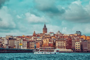 Bay Haliç ve Galata Kulesi. Istanbul, Türkiye - 12 Kasım 2018.