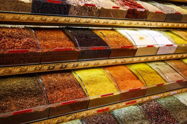 Baharat piyasada çeşitli. Istanbul, Türkiye - 27 Eylül 2018.