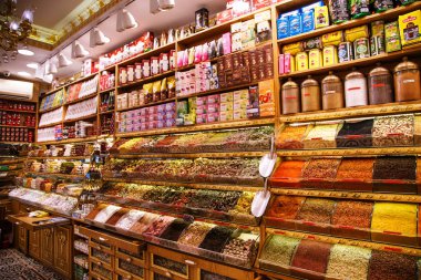 Baharat piyasada çeşitli. Istanbul, Türkiye - 27 Eylül 2018.