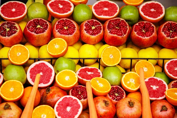 Ripe Juicy Half Fruit Ready Making Juice Bright Fruit Background — Stock Photo, Image