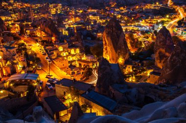 Göreme, Türkiye, Kapadokya'nın gece sokakları aydınlatılmış. Uçuş balon ünlü ortasına. Muhteşem gece manzarası.