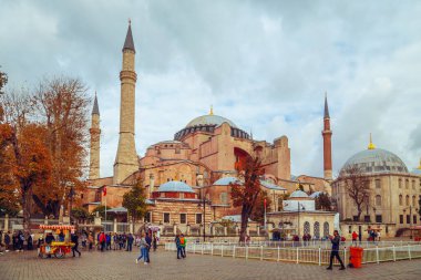 Ayasofya Müzesi Sultanahmet parkı görünümünü sonbaharda. Istanbul, Türkiye - 13 Kasım 2018.