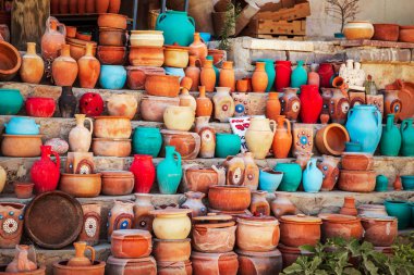 Kapadokya'nın sokaklarda seramik Hatıra Eşyası. Göreme, Türkiye - 21 Eylül 2018.