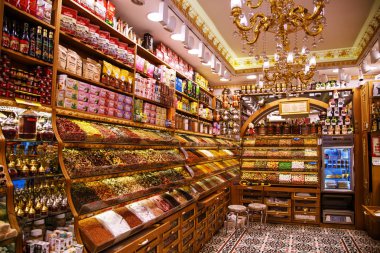 Baharat piyasada çeşitli. Istanbul, Türkiye - 27 Eylül 2018.