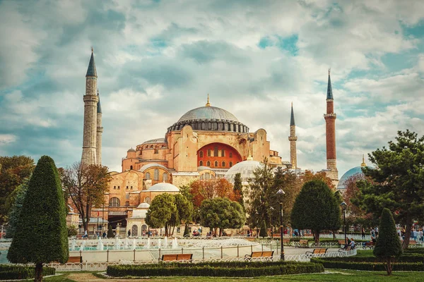 Ayasofya Müzesi Sultanahmet parkı görünümünü. Istanbul, Türkiye - 19 Eylül 2018.