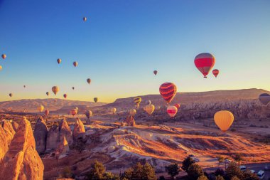 Orta Anadolu, Göreme, Türkiye - 22 Eylül 2018. Cappadocia üzerinde şaşırtıcı gündoğumu. Renkli sıcak hava balonları. 