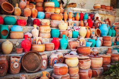 Kapadokya'nın sokaklarda seramik Hatıra Eşyası. Göreme, Türkiye - 21 Eylül 2018.