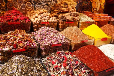 Çeşitli baharat ve çay piyasada. Istanbul, Türkiye - 28 Eylül 2018.