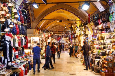 Kapalı Çarşı dünyanın en büyük pazarlarından biridir. Istanbul, Türkiye - 28 Eylül 2018.