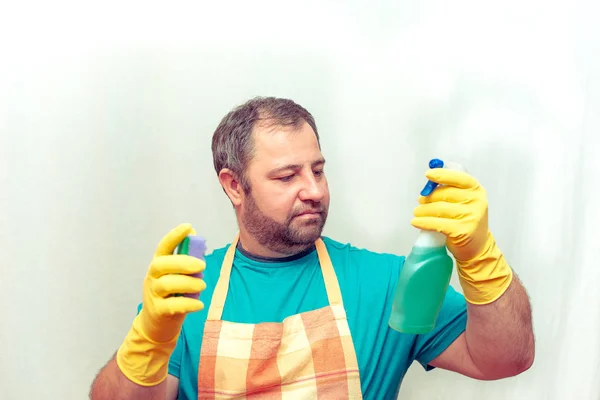 Uomo Barbuto Emotivo Con Mano Una Spugna Detergente Fondo Bianco — Foto Stock