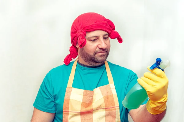 Uomo Barbuto Emotivo Con Mano Una Spugna Detergente Fondo Bianco — Foto Stock