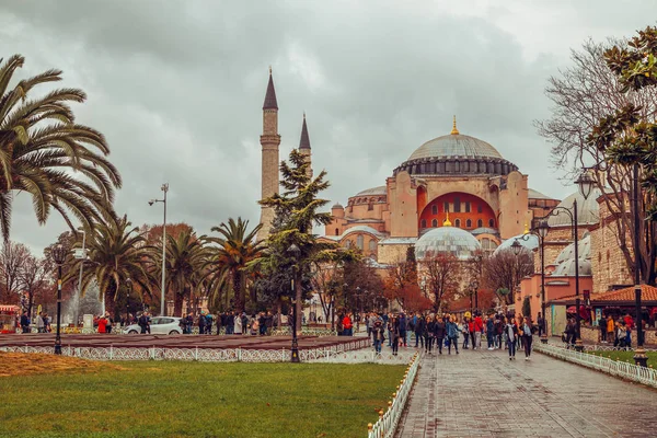 Ayasofya Müzesi Sultanahmet parkı görünümünü sonbaharda. Istanbul, Türkiye - 13 Kasım 2018.