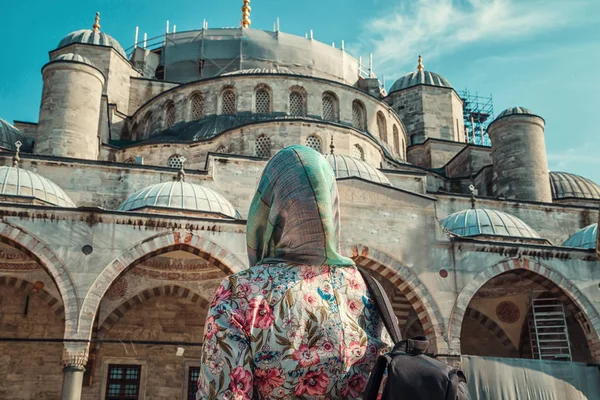 Das Mädchen Genießt Den Blick Auf Die Herrliche Blaue Moschee — Stockfoto