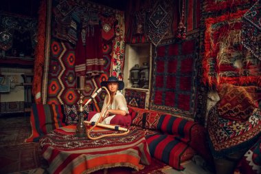 Kapadokya Göreme, Türkiye'nin eski halı mağazasında kız.